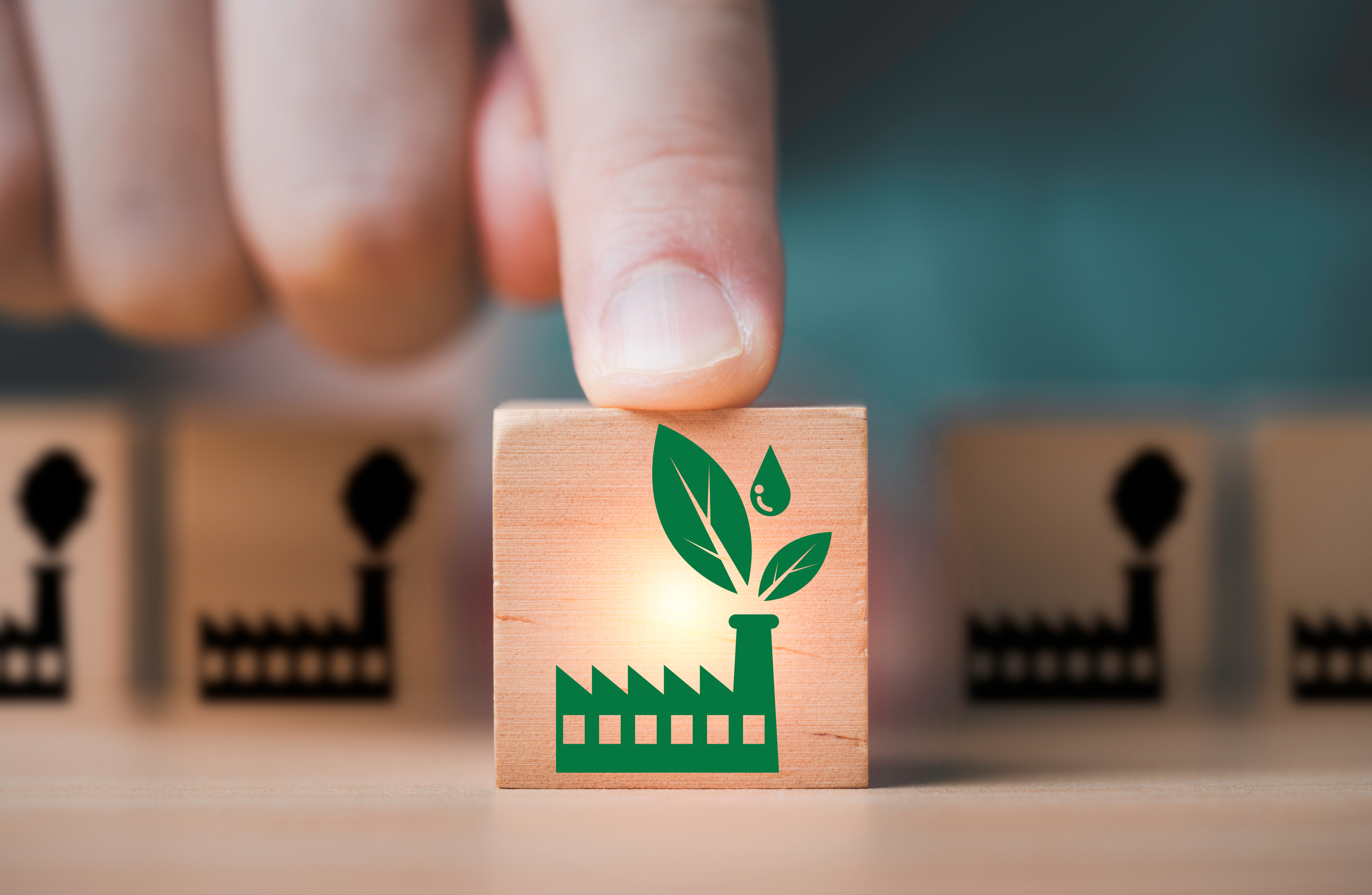 Finger zeigt auf Symbol von grüner Produktion bzw. grüner Produktionsstandort