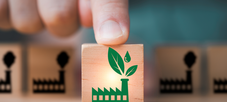 Finger zeigt auf Symbol von grüner Produktion bzw. grüner Produktionsstandort